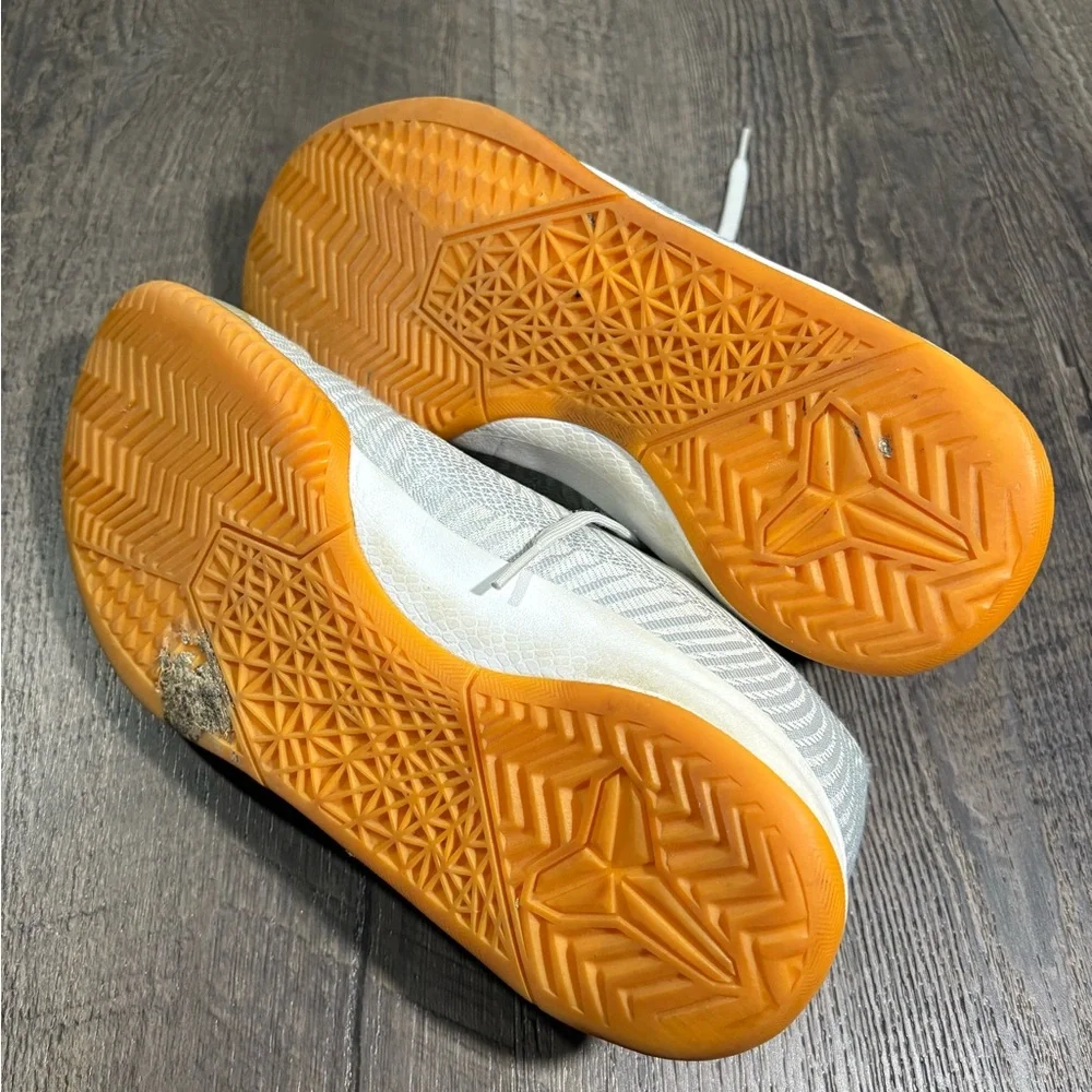 NIKE Kobe Mentality II 2 Sneakers Wolf Gray Gum
